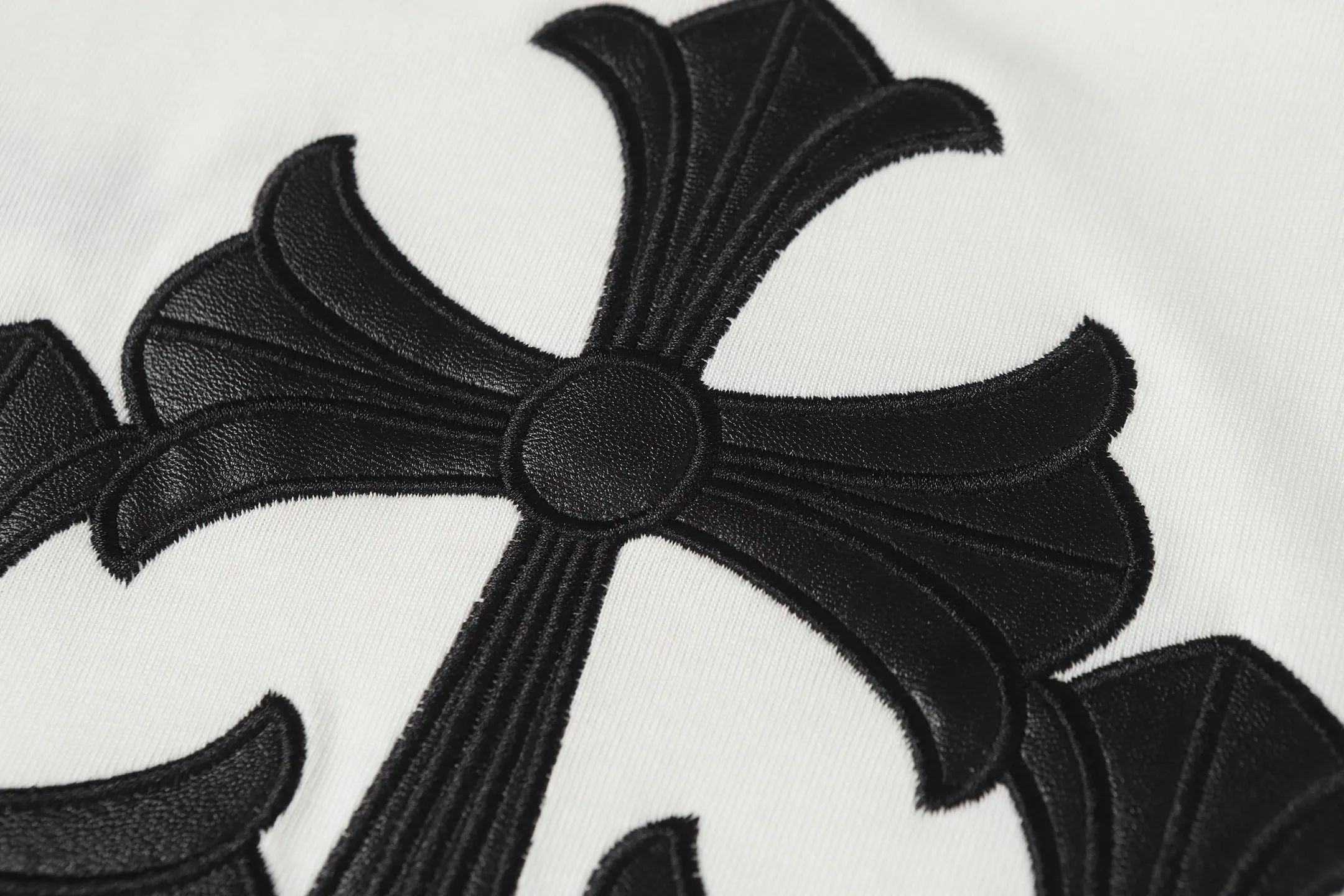 P170 Model 2210 280g heavy double yarn -Chrome Hearts/Chrome Heart Cross✝️Skin embroidered short-sleeved T-shirt -High weight, high density and high quality. The wool is soft, delicate and skin-friendly. It feels soft and silky. It has excellent warmth and skin-friendly properties. -Customized weaving and dyeing, no color difference. No matter the fabric or workmanship details, it beats the ordinary version on the market. -Colour: black white -Size: S M L XL